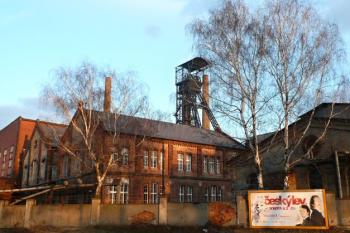 pohled na staré průmyslové objekty  a těžní věž dolu Hlubina ( © Jan P. Štěpánek 03/2010)