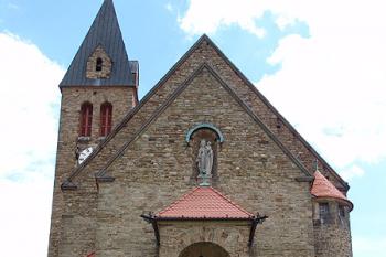 Čelní pohled na kostel ( © Roman Řezáč 05/2005)