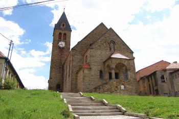 Čelní pohled na kostel ( © Roman Řezáč 05/2005)