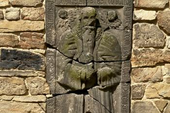 renesanční kamenný náhrobník umístěný na stěně kostela (© Jan P. Štěpánek  05/2024)