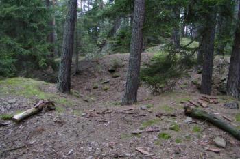 Příkop a val na čelní straně ( © Filip Matoušek 08/2002)