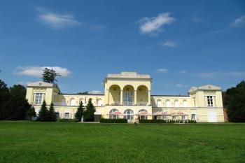 zámek od rybníku (© Rodochrozit, 07/2010)