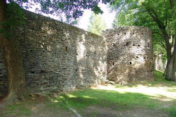 Parkánová hradba s baštou u rybníka Obora ( © Roman Řezáč 06/2005)