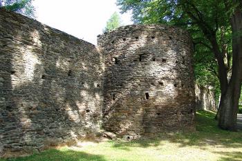 Parkánová hradba s baštou u rybníka Obora ( © Roman Řezáč 06/2005)
