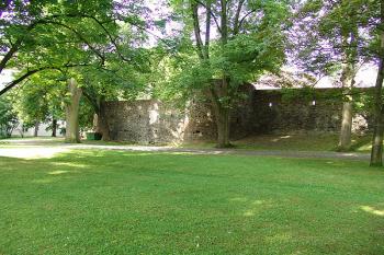 Parkánová hradba s baštou u rybníka Obora ( © Roman Řezáč 06/2005)