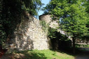 Parkánová hradba a za ní Štáflova bašta ( © Roman Řezáč 06/2005)