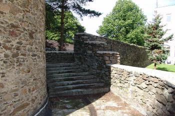 Parkánova hradba pod Štáflovou baštou ( © Roman Řezáč 06/2005)