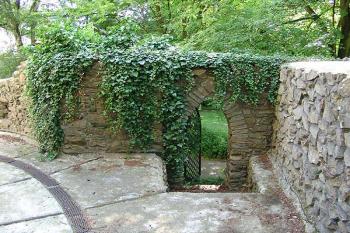 Parkánova hradba pod Štáflovou baštou ( © Roman Řezáč 06/2005)