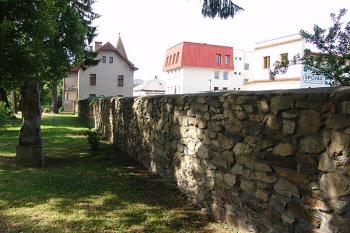 Parkánová hradby blízko farní zahrady ( © Roman Řezáč 06/2005)