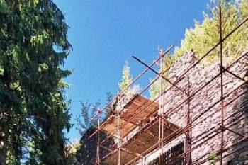 přístupová cesta do hradu (© Miroslav Rybáček, 09/2006)