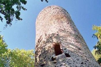 bergfrit ze žabí perspektivy (© Miroslav Rybáček, 09/2006)