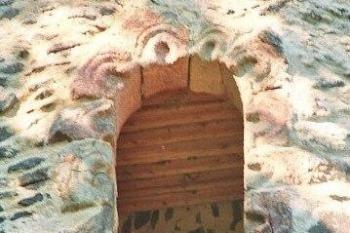 románský portál bergfritu detailněji (© Miroslav Rybáček, 09/2006)