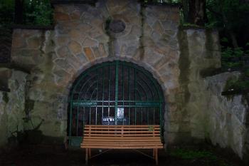 Luhačovice - Pramen Ottovka ve skále, 20 m nad altánem (© Ivo Rozehnal, 05/2010)