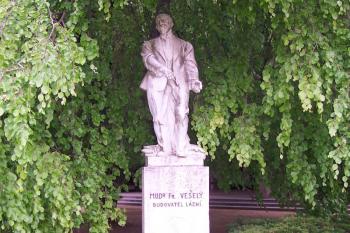 Luhačovice - socha Mudr. F.Veselého (© Ivo Rozehnal, 05/2010)