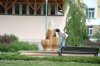 Pramen v pozadí s kostelem sv.Josefa (© Stanislav Brebera 06/2005)