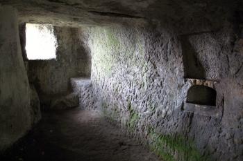 do skály vytesaná místnost (tzv. Poustevna) s oknem k jihu do údolí řeky Jizery  ( © Jan P. Štěpánek 04/2013)