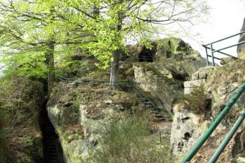 velmi členité nádvoří jádra hradu s pozůstatky kameného západního paláce (vpravo) ( © Jan P. Štěpánek 04/2013)