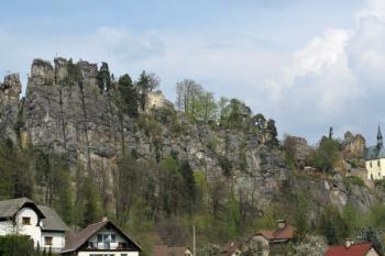 skalní hrad od jihozápadu ( © Jan P. Štěpánek 04/2013)
