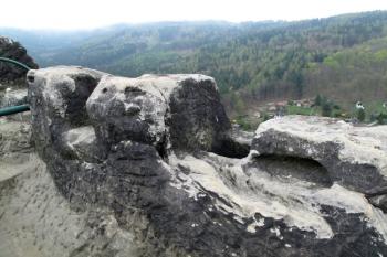 vrchol pozorovatelny upravený přitesáním skály v jakési cimbuří ( © Jan P. Štěpánek 04/2013)