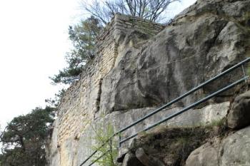 jižní stěna skaliska se západním palácem a tzv. tunel k západní části hradu ( © Jan P. Štěpánek 04/2013)