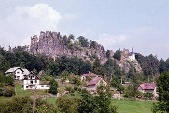 Celkový pohled od silnice na Frýdštejn (© 2002 Jiří Čížek)