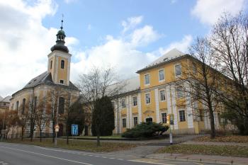 Bývalý klášter piaristů s kostelem Panny Marie Utěšitelky, dnes pravoslavný chrám a SOŠ (© Luděk Vláčil 10/2016)