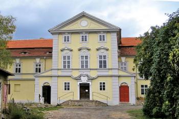 Hlavní průčelí ( © Luděk Pitter 09/2004)