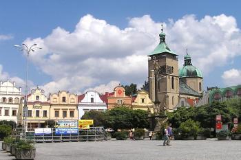 Pohled přes náměstí ( © Luděk Pitter 08/2004)