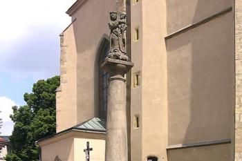 V pozadí vstup na věž ( © Luděk Pitter 08/2004)