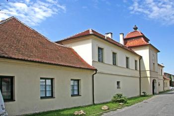 Pohled z ul. Malá strana ( © Luděk Pitter 07/2005)