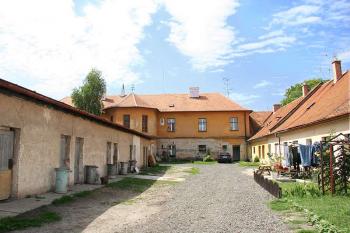 Dvůr ( © Luděk Pitter 07/2005)