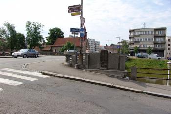 Hnátův kámen v čele mostu ( © Roman Řezáč 07/2005)