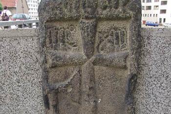 Hnátův kámen v čele mostu ( © Roman Řezáč 07/2005)