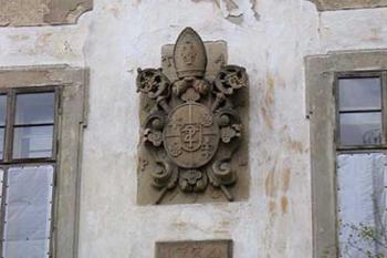 Erb na vstupním průčelí (© A.A. R. 06/2005)