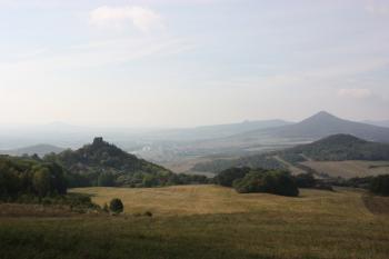 Hrad Kamýk od kaple svatého Jana Křtitele pod Plešivcem ( © Ivan Grisa 10/2009)
