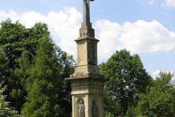 kamenný kříž před kostelem ( © Jan P. Štěpánek 06/2005)