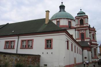 Bazilika sv. Vavřince a sv. Zdislavy s klášterní budovou (© Pavel Vítek 06/2005)
