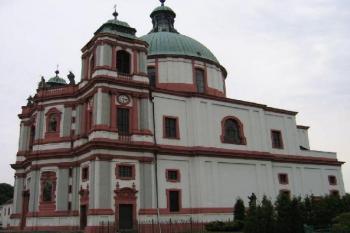 Západní strana baziliky (© Pavel Vítek 06/2005)