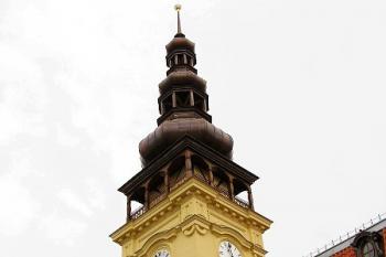 nově opravená věž s novou bání a ochozem ( © Jan P. Štěpánek 06/2005)