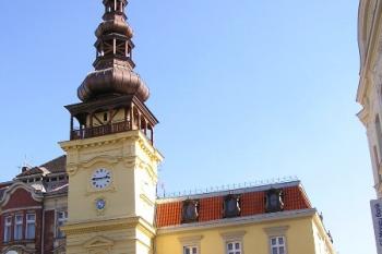 pohled na radnici z náměstí ( © Jan P. Štěpánek 09/2005)