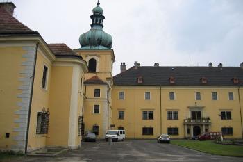 Levá strana nádvoří (© Pavel Vítek 07/2005)