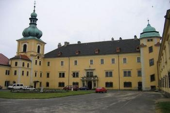 Nádvoří zámku z prava (© Pavel Vítek 07/2005)