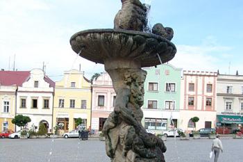 Socha Tritóna, držícího na hlavě velkou kamennou mísu s delfínem ( © Roman Řezáč 07/2005)