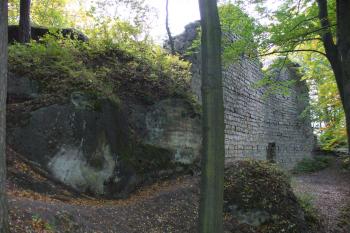 Zbirohy - zbytky pláště paláce (© Pavel Jarý, 04.10.2008)