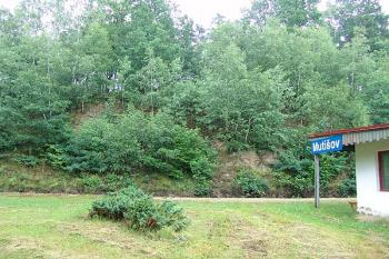 Pohled na místo opevnění od zastávky Mutišov ( © Roman Řezáč 07/2005)