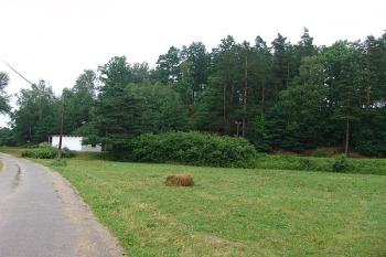 Pohled od vesnice na zastávku  a vpravo nad ní je místo opevnění ( © Roman Řezáč 07/2005)