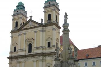 kostel z náměstí s morovým sloupem (© rodo chrozit, 07/2010)
