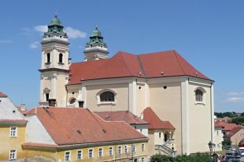 kostel v pohledu od vstupu do zámku ( © Jan P. Štěpánek 07/2010)
