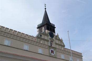 Pod hodinami kostra Hnáta symbolizující 
