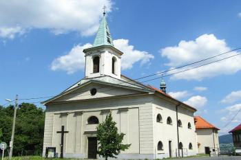 čelní pohled na průčelí kostela ( © Jan P. Štěpánek 07/2005)